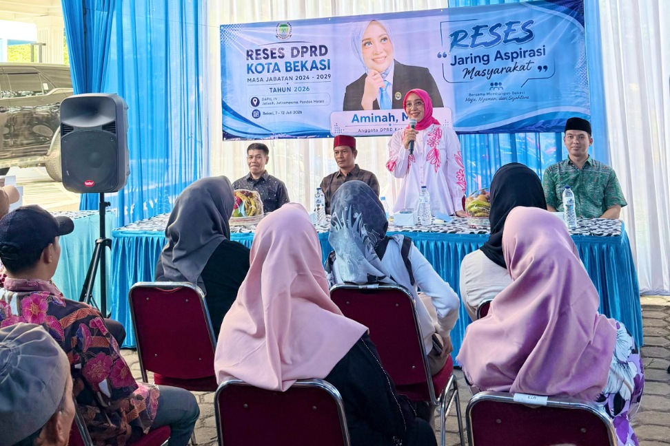 Anggota DPRD Kota Bekasi, Aminah saat melakukan reses menampung sejumlah aspirasi warga di Jatisari, Kamis (9/7/2026).
