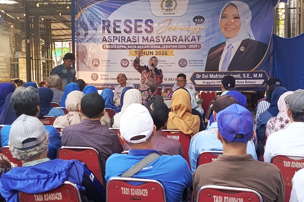 Ketua Fraksi PAN DPRD Kota Bekasi Evi saat reses bagikan booth UMKM, untuk dorong pemberdayaan ekonomi warga.