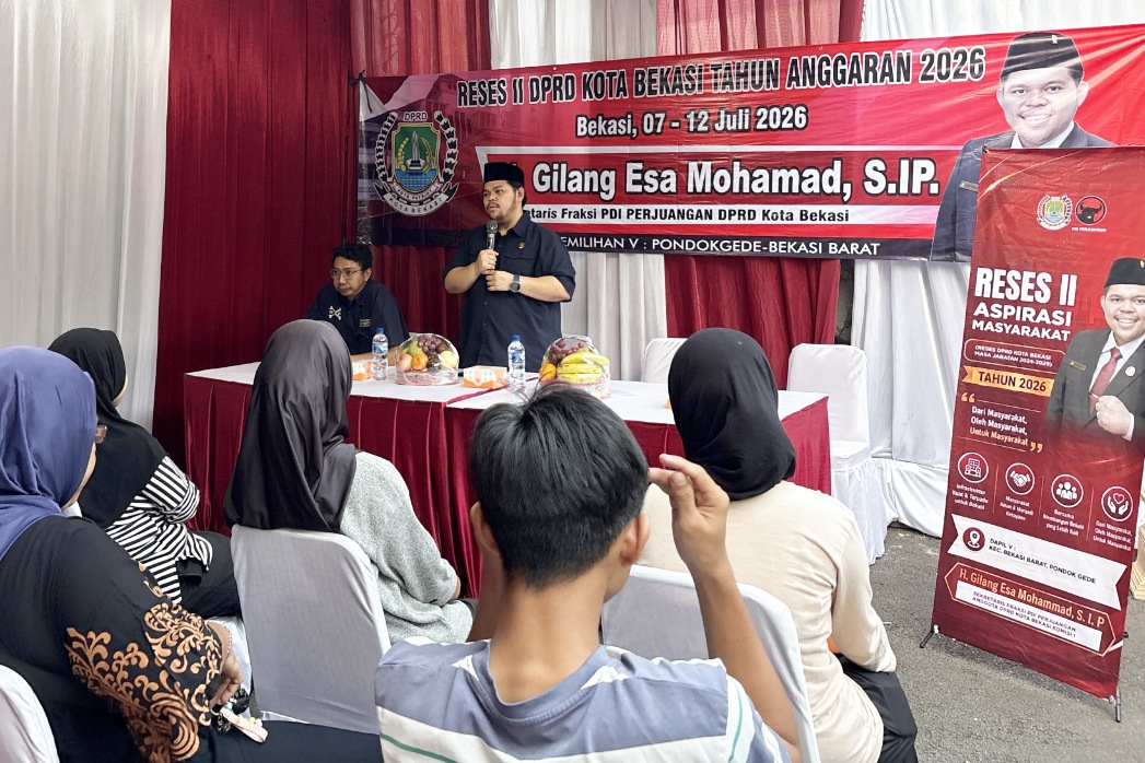 Anggota DPRD Kota Bekasi Gilang Esa Mohamad saat reses menyerap aspirasi warga Jakasampurna, yang menginginkan sekolah negeri hingga peningkatan layanan kesehatan di wilayahnya, Jumat (10/7/2026).