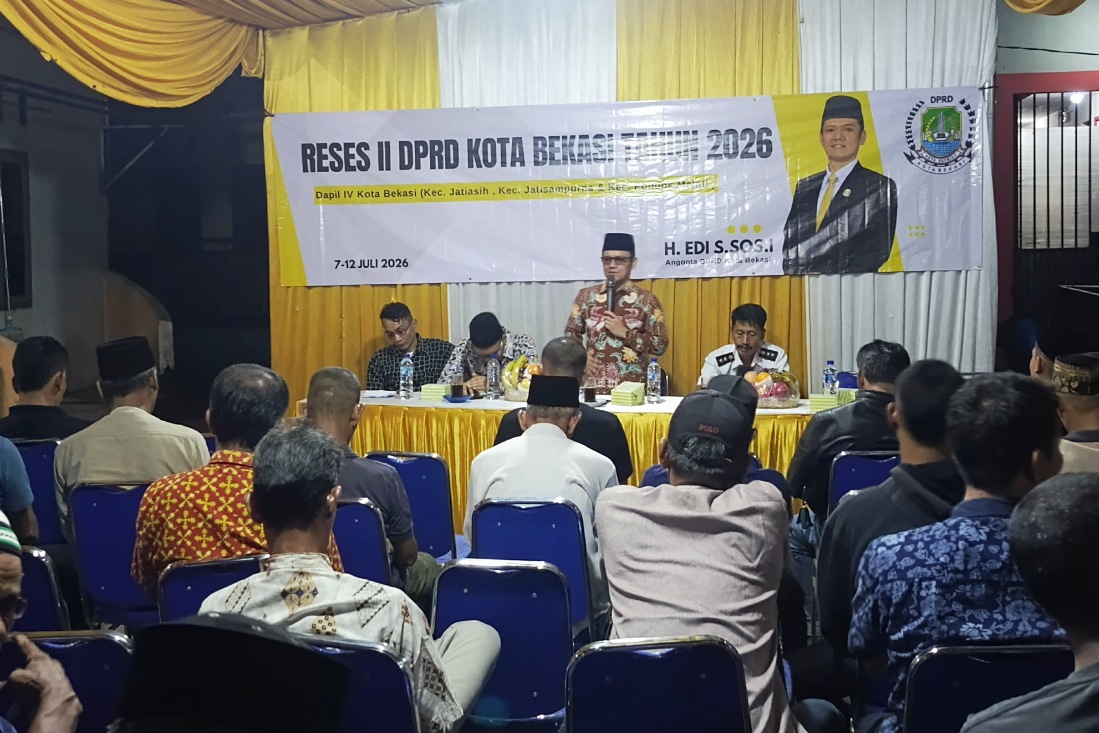 Anggota DPRD Kota Bekasi H. Edi saat menggelar reses dan menampung aspirasi warga di Jatikarya, fasilitas olahraga hingga SPMB jadi sorotan.