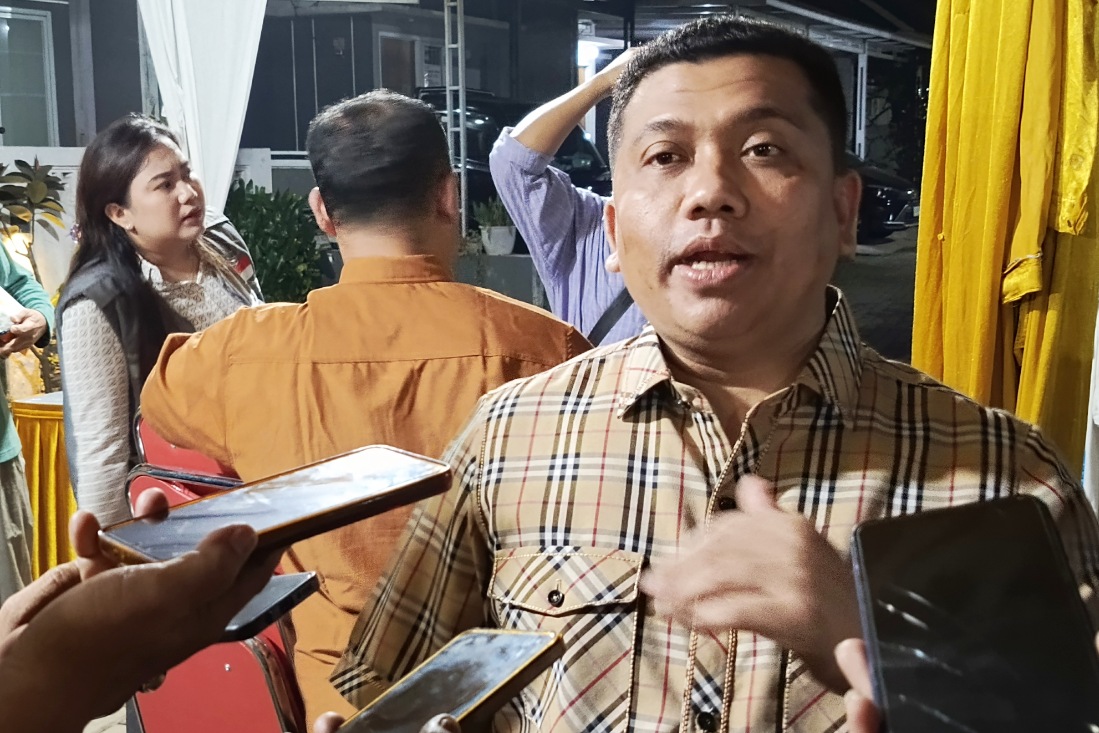 Anggota Komisi I DPRD Kota Bekasi yang juga Ketua Fraksi Golkar angkat suara soal pemotongan TPP hingga defisit anggaran usai reses di Cimuning, Mustikajaya, Kota Bekasi, Selasa (7/7/2026).