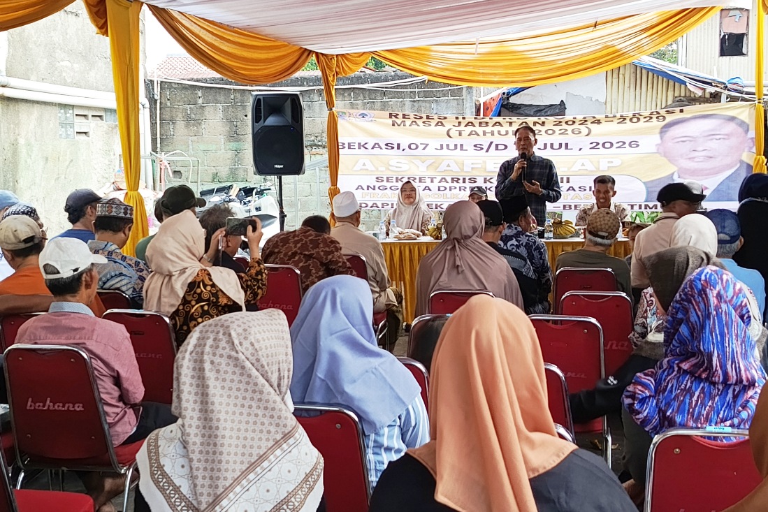 Anggota DPRD Kota Bekasi Alan Syafei saat menggelar reses di Kayuringin Jaya menampung sejumlah aspirasi warga, Kamis (9/7/2026).