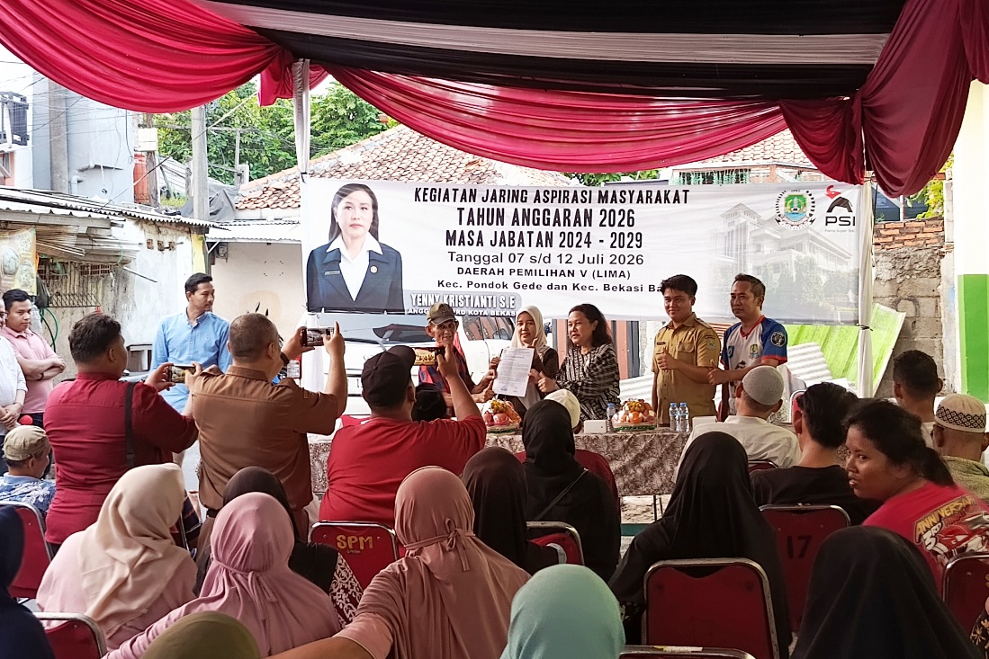 Wakil Ketua Komisi II DPRD Kota Bekasi, Yenny Kristianti usulkan pembangunan gapura di setiap RW jadi program Pemkot melalui Disperkimtan. Hal tersebut disampaikan Yenny saat reses di RT 02 RW 14, Kelurahan Kranji, Kecamatan Bekasi Barat, Selasa (7/7/2026).