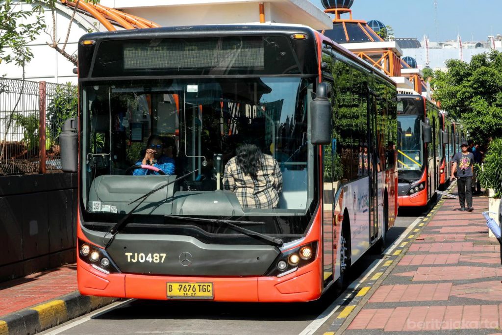 Tarif Transjakarta Blok M–Bandara Soetta resmi naik jadi Rp 15.000 mulai 1 September 2026.