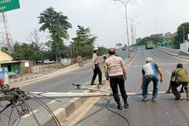 Dishub Tangerang terjunkan 12 personel, tiang PJU roboh di flyover TipTop Cibodas.