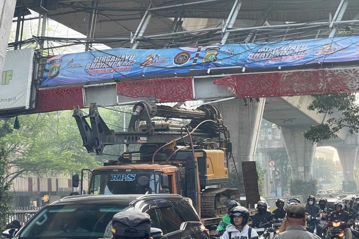 Truk pengangkut alat berat tersangkut di JPO Tendean, Polisi terapkan rekayasa lalu lintas.