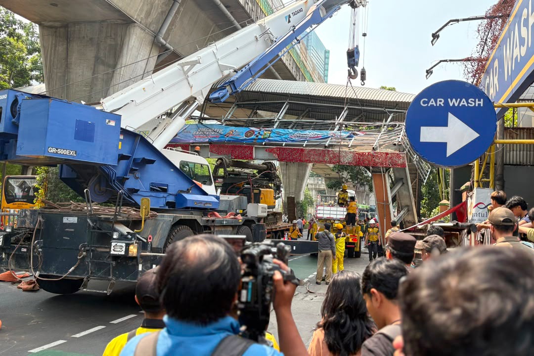 Truk pengangkut crane tabrak JPO di Mampang, Dishub DKI kerahkan 30 petugas atur lalu lintas.