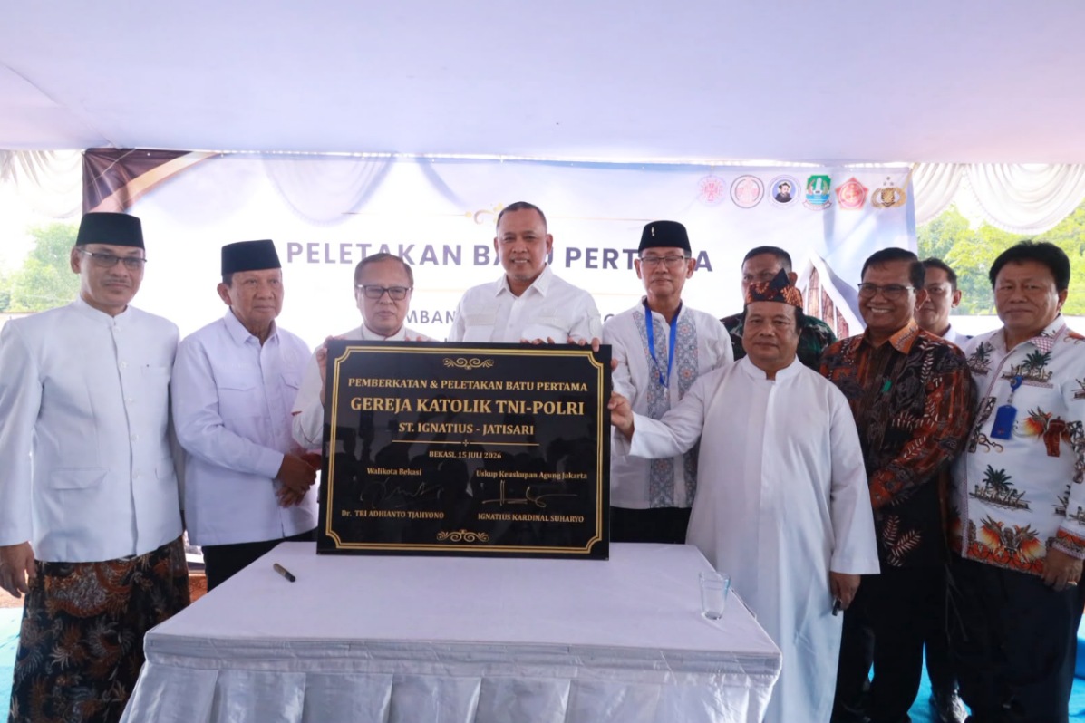 Wali Kota Bekasi Tri Adhianto saat menghadiri kegiatan peletakan batu pertama, jamin kepastian hukum pembangunan rumah ibadah.