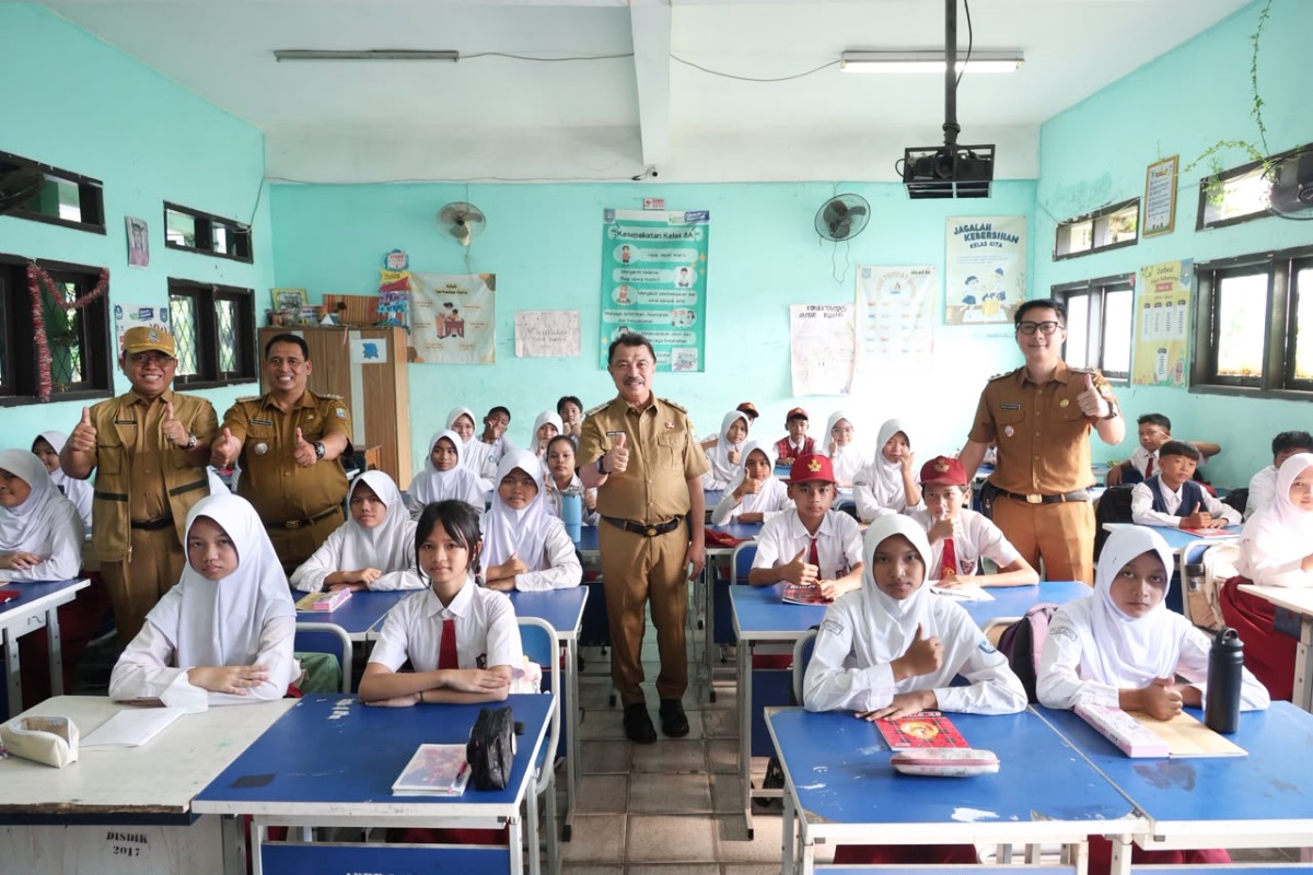 Wawali Harris saat meninjau dua SMP Negeri di Kota Bekasi pada hari pertama masuk sekolah.