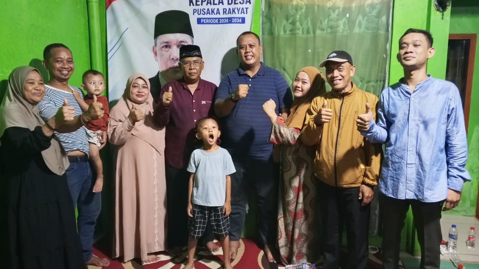 Calon Kepala Desa Pusaka Rakyat, Hasan Basri, dan para pendukungnya.