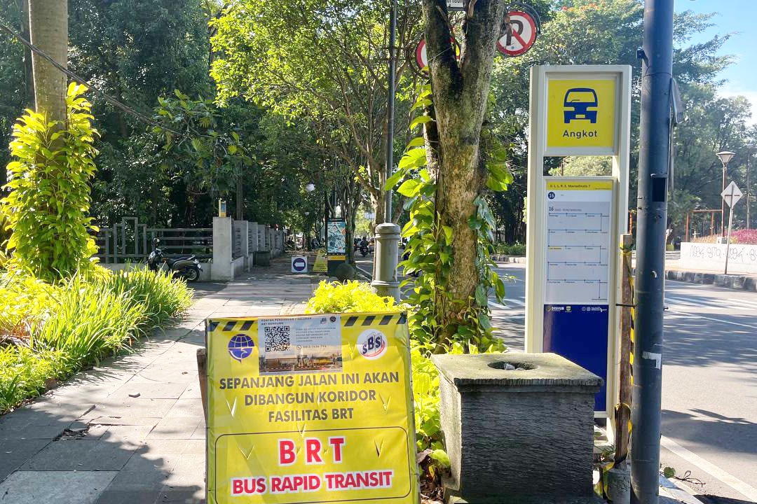 Proyek BRT Bandung bikin macet, Wali Kota Farhan minta maaf, pastikan pengerjaan cepat dan rapi.