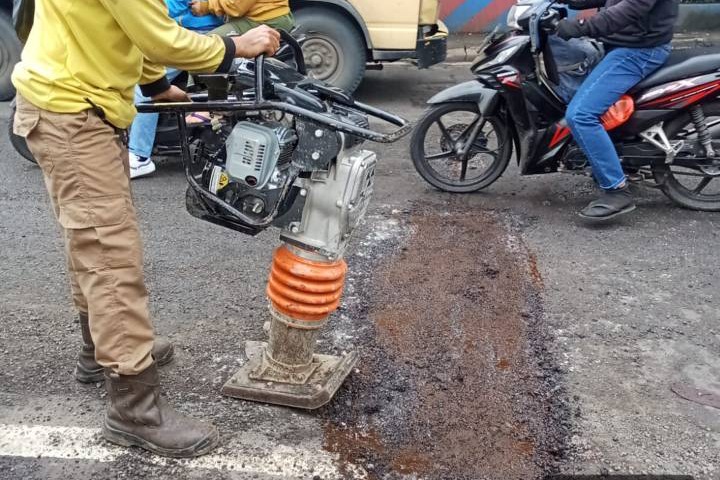 Pemkot Tangerang pastikan setiap aduan jalan rusak ditindaklanjuti, keselamatan pengguna jadi prioritas.