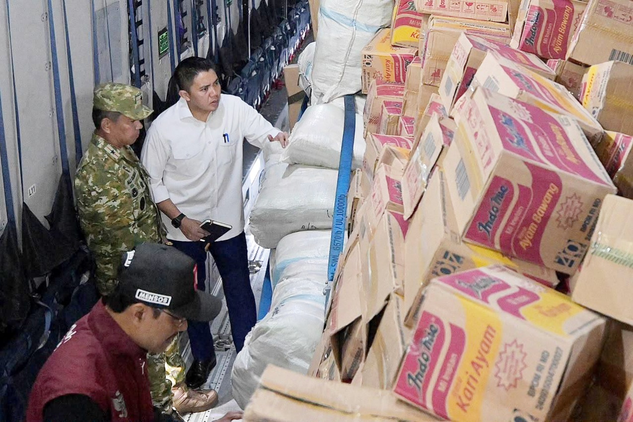 Lima pesawat angkut 65 ton bantuan ke NTT, Seskab Teddy bilang total logistik yang sudah dikirim capai 253 ton.