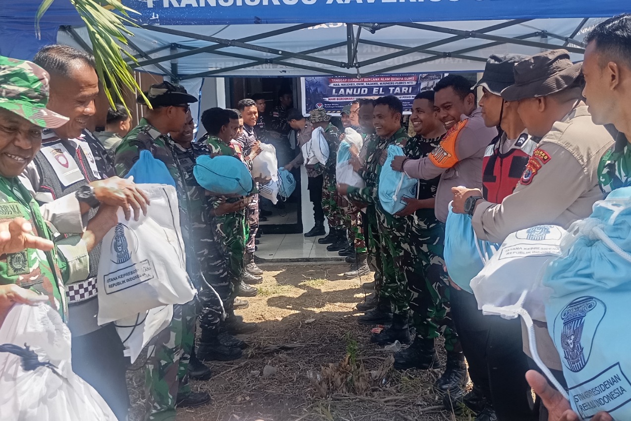 Bantuan sembako Presiden tiba di Maumere, 1.725 paket untuk warga terdampak bencana siap didistribusikan.