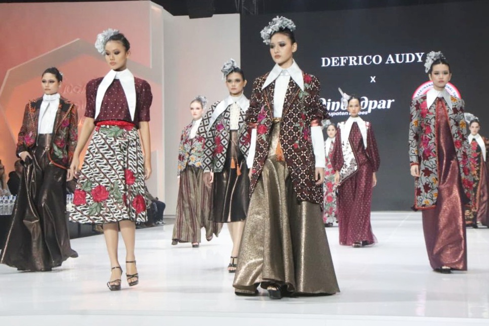Batik Salem Brebes saat tampil di Jogja Fashion Week 2026, bidik pasar nasional.