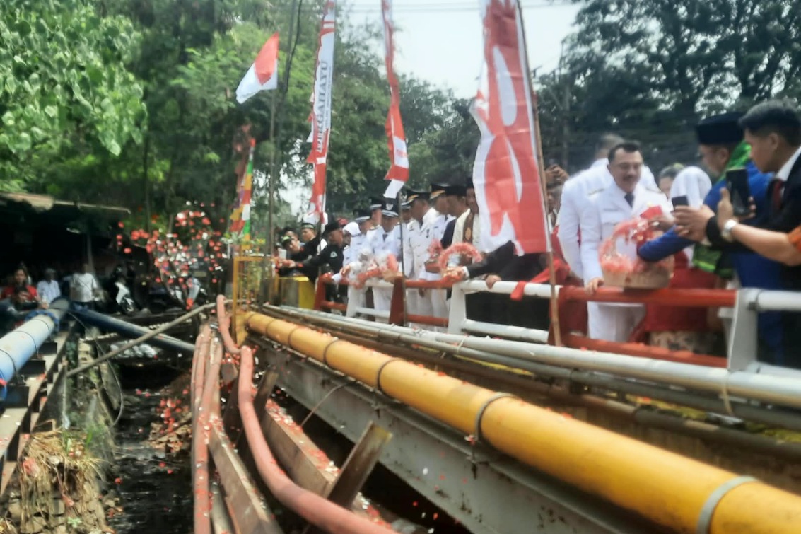 Mengenang perjuangan KH Noer Ali, warga Bekasi gelar tabur bunga di Sasak Kapuk.