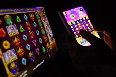 Anggota Komisi I DPR RI Junico Siahaan angkat suara soal QRIS jadi jalur utama deposit judi online (judol), minta pemerintah putus aliran dana.