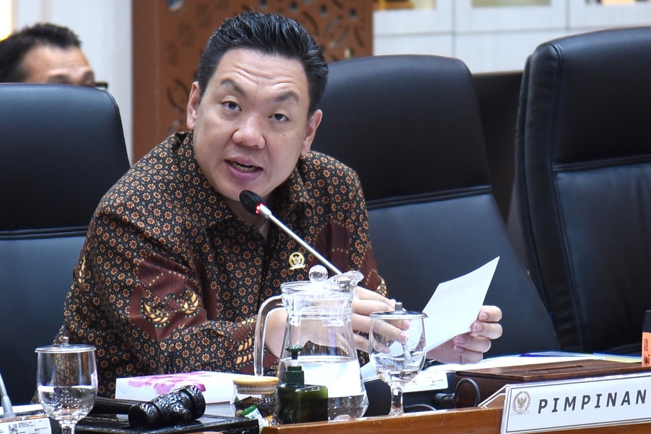 Wakil Ketua Komisi IX DPR RI, Charles Honoris angkat suara soal kepastian status dan penghasilan Nakes.