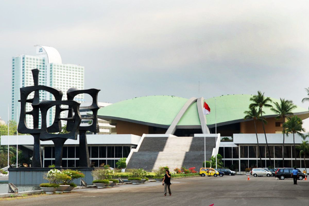 Anggota Komisi VI DPR RI, Ida Nurlaela Wiradinata angkat suara soal pemangkasan sejumlah perusahaan BUMN.