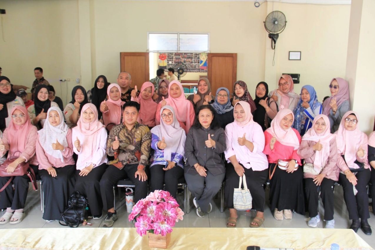 Anggota DPRD Kota Bekasi, Yenny Kristianti usai mensosialisasikan Raperda Produk Halal, Kamis (13/8/2026).