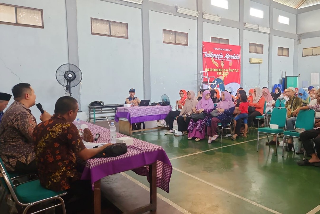 Anggota DPRD Kota Bekasi, Fendaby Surya Putra saat sosialisasi Raperda Produk Halal, Kamis (13/8/2026).