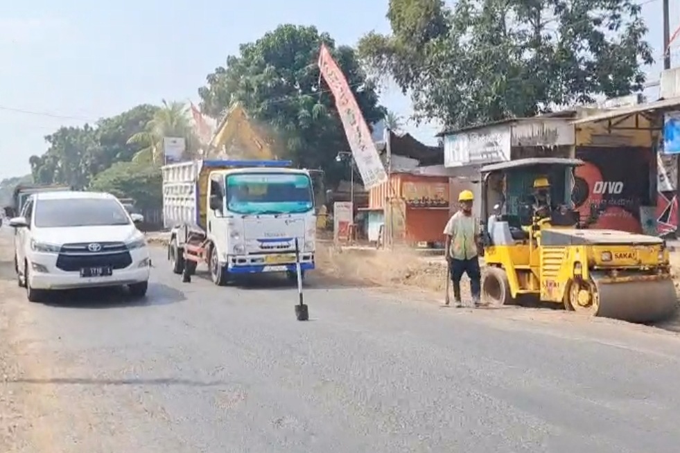 Jalan Provinsi Jepara–Kelet mulai diperbaiki, ruas Sekuro dibeton dengan anggaran Rp 7,9 miliar dari satu paket.