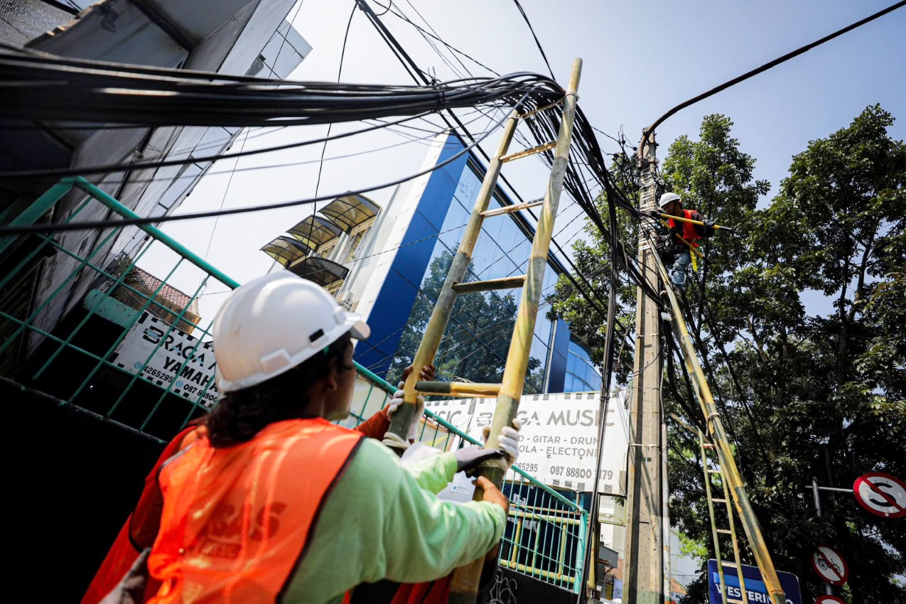 Kabel udara di 42 ruas jalan Bandung sudah diturunkan, September sasar sejumlah ruas jalan lagi.