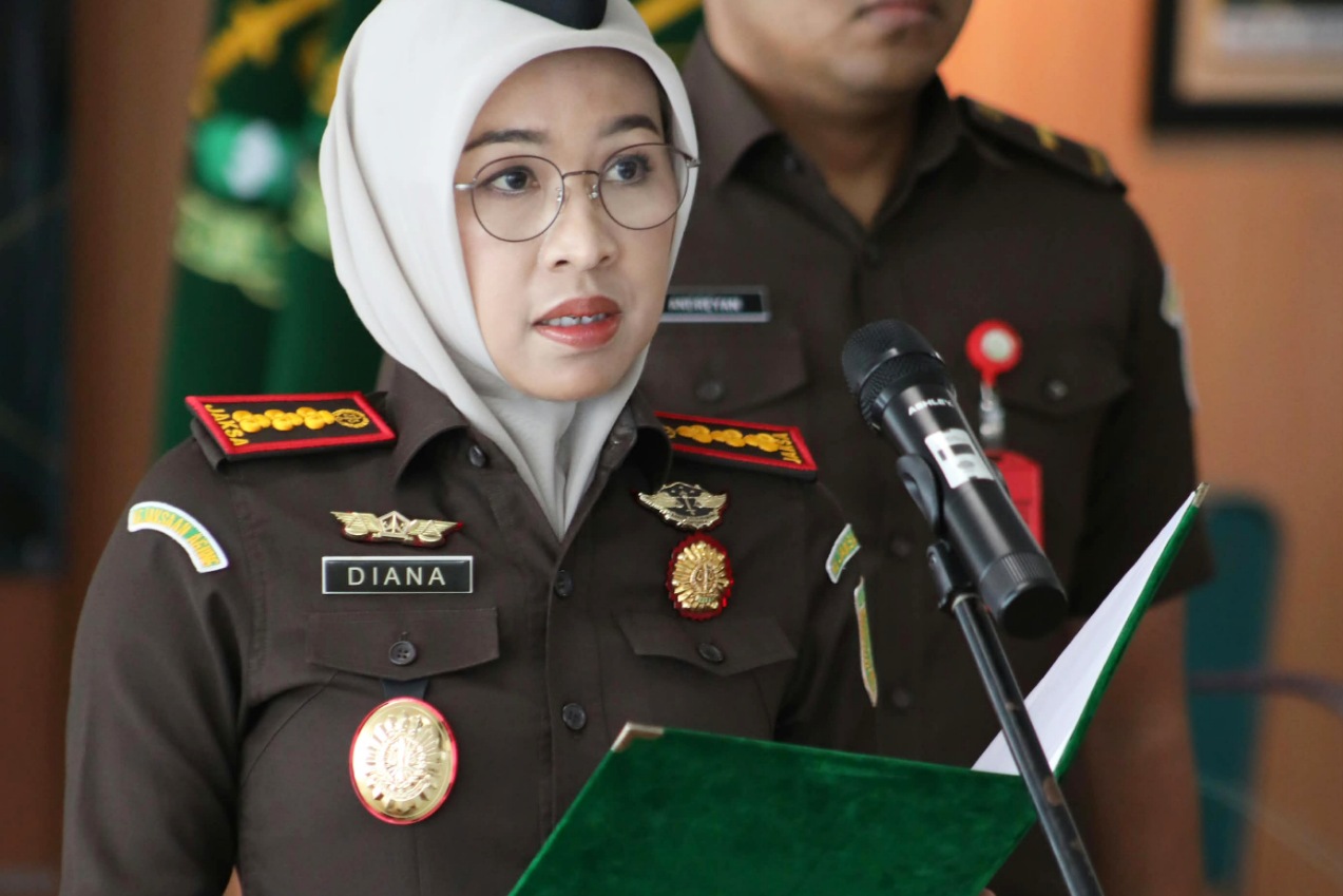 Kajari Kota Bekasi, Diana Wahyu Widiyanti saat melantik Budi Setia Mulya menjadi Kasi Pidum di Aula Lantai 5 Kantor Kejari Kota Bekasi, Rabu (19/8/2026).