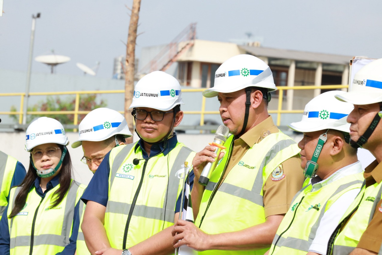 Wali Kota Bekasi Tri Adhianto siagakan 11 armada water trucking untuk jaga pasokan air bersih warga akibat kemarau.