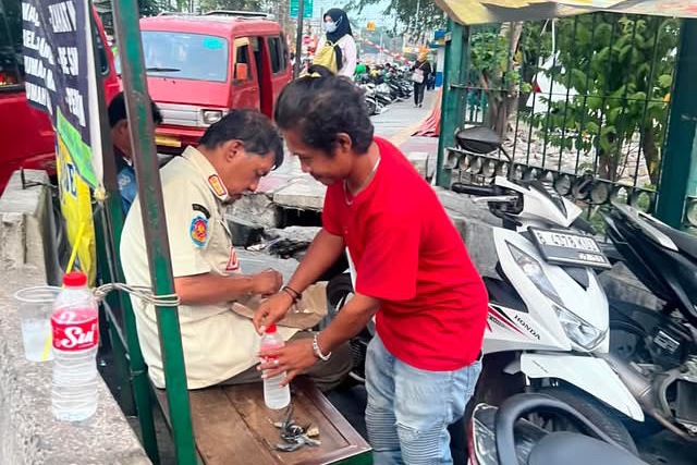 Sekretaris Satpol PP Kota Bekasi, Amsiyah benarkan lansia berseragam Satpol PP yang ditemukan linglung di Stasiun Bekasi anggotanya.