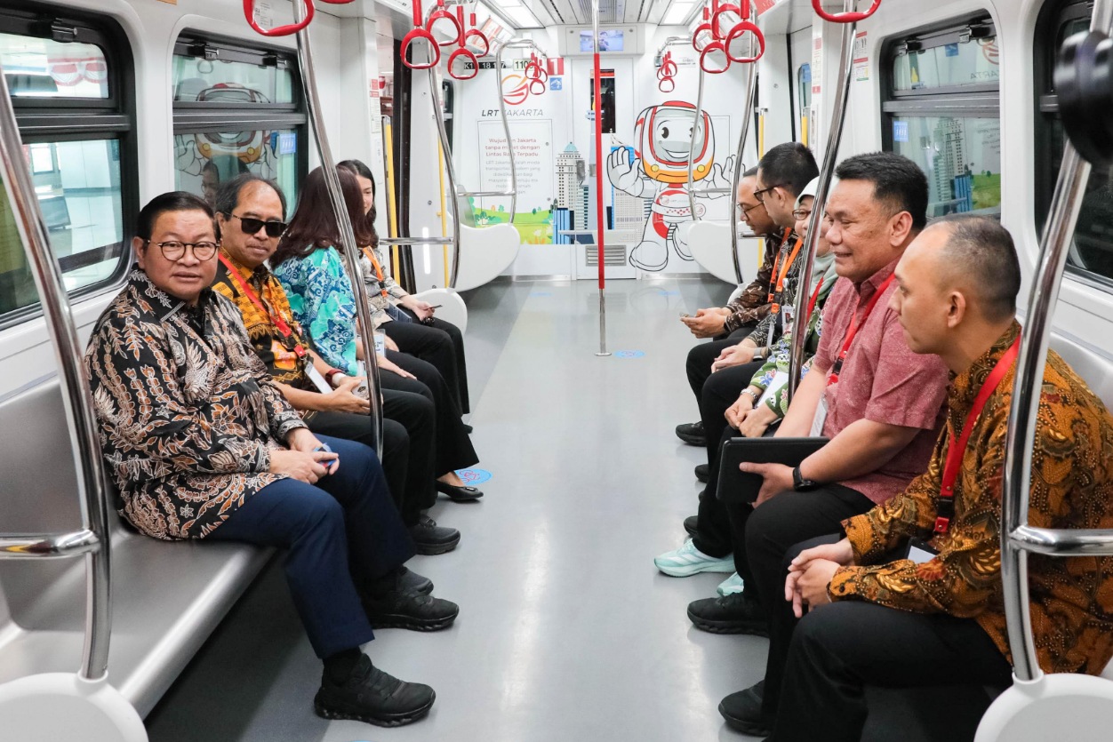 Targetkan beroperasi akhir Agustus, progres LRT Velodrome-Manggarai capai 97,9 persen.
