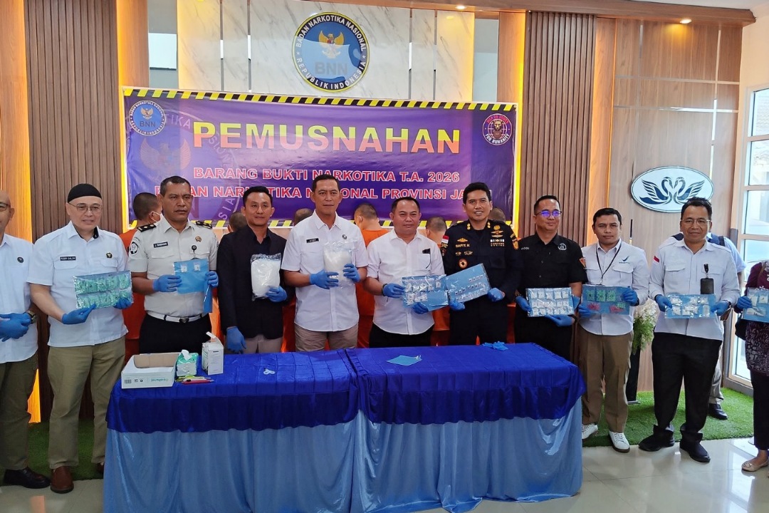 Bea Cukai-BNN musnahkan 2,2 Kg Sabu dan 753 butir ekstasi di Jambi, enam orang jadi tersangka.