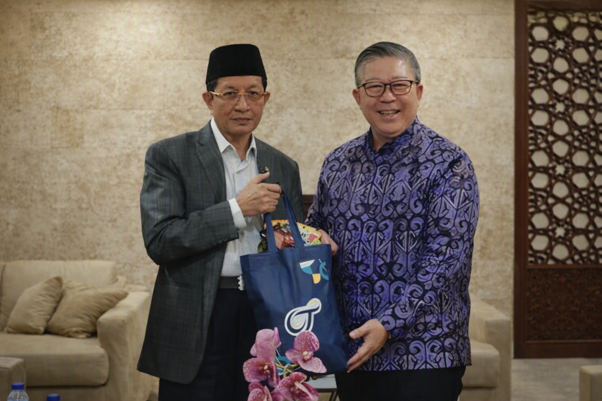Direktur OT Group, Dr. Yosua Jap, serahkan bantuan ke NTT secara simbolis kepada Menteri Agama RI, Prof. Dr. KH. Nasaruddin Umar, M.A.