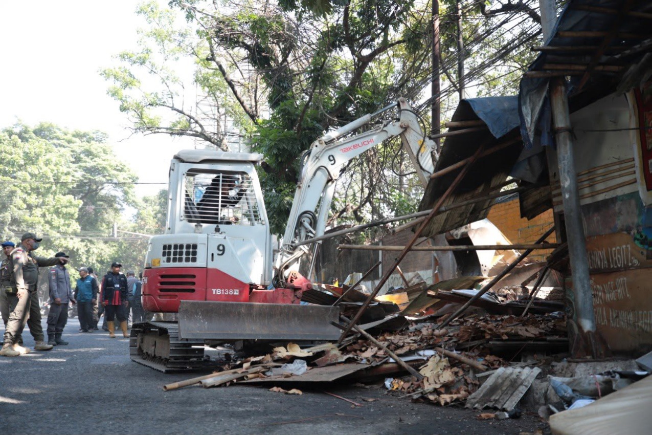 Puluhan bangunan liar di jalan Rajawali Bandung ditertibkan, sembilan dibongkar mandiri.