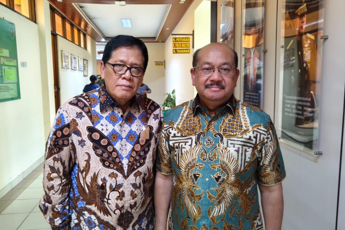 Kuasa hukum dari Letjen TNI Widi Prasetijono, Soesilo Ariwibowo (kiri) dan Waldus Situmorang (kanan).