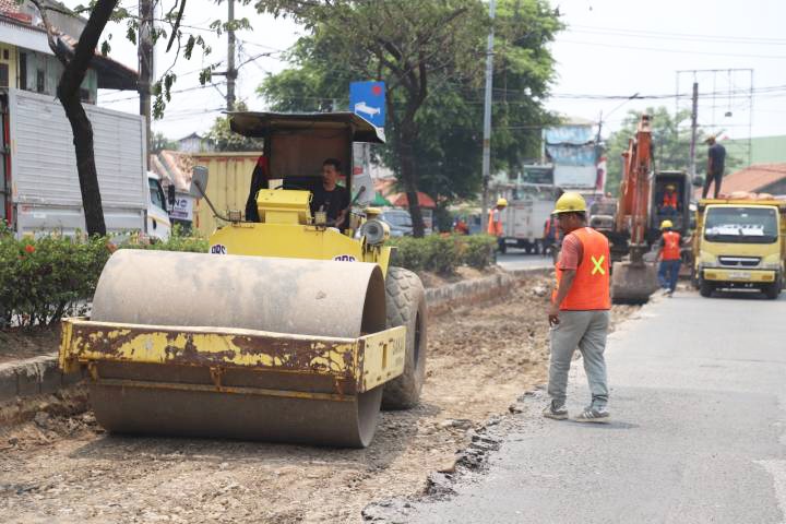 Jalan Garuda Batuceper Tangerang mulai diperbaiki, ditargetkan rampung sebelum Desember.