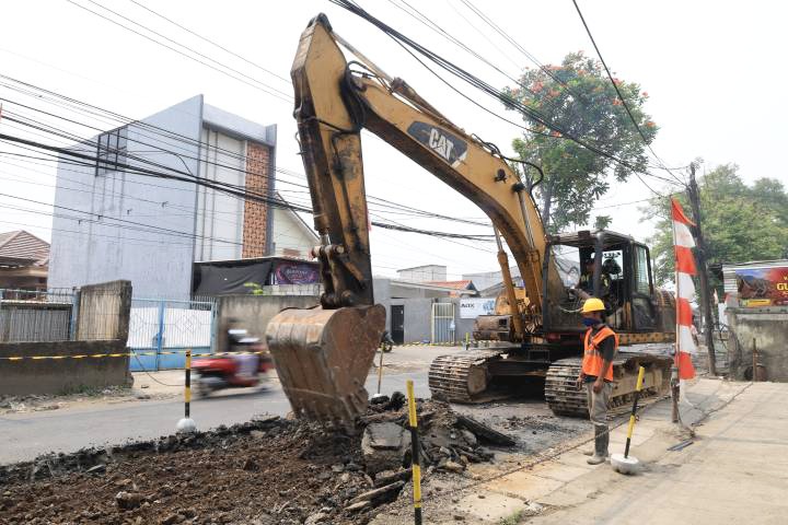 Perbaikan Jalan Iskandar Muda Tangerang dimulai, pelaku UMKM harap ekonomi kembali bergeliat.