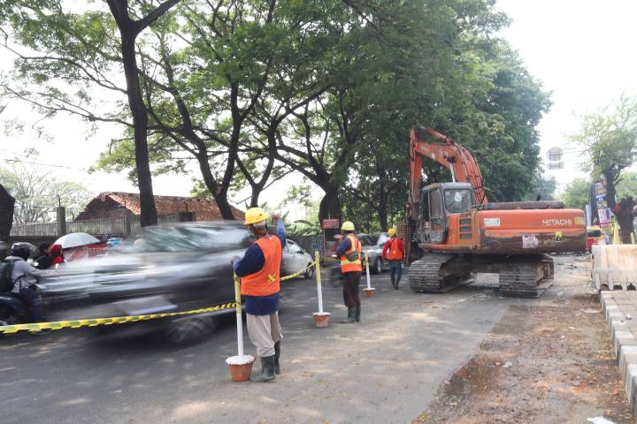 Warga sambut positif jalan raya M Toha Tangerang mulai diperbaiki.