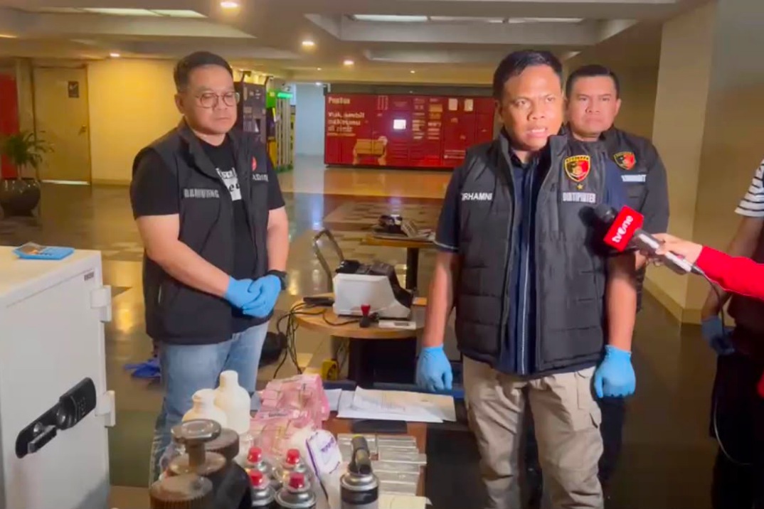 Bareskrim Polri saat membongkar jaringan emas ilegal, dua WNA India diamankan di Jakarta.