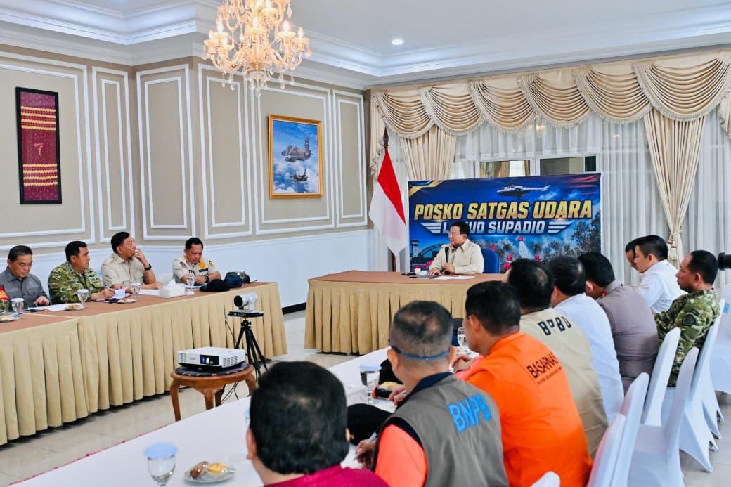 Presiden Prabowo saat memimpin rapat penanganan Karhutla setibanya di Kalimantan, Sabtu (22/8/2026).