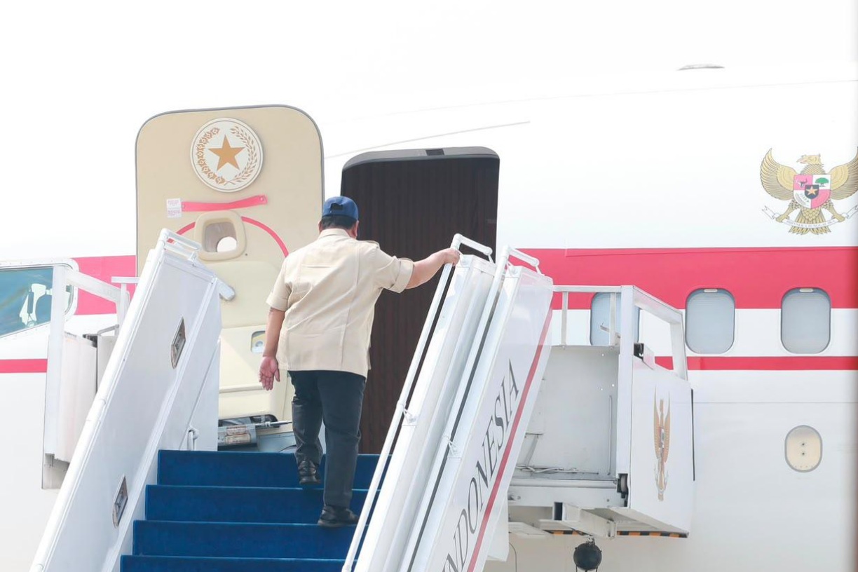Presiden Prabowo saat bertolak ke Kalimantan untuk memimpin penanganan Karhutla, Sabtu (22/8/2026).
