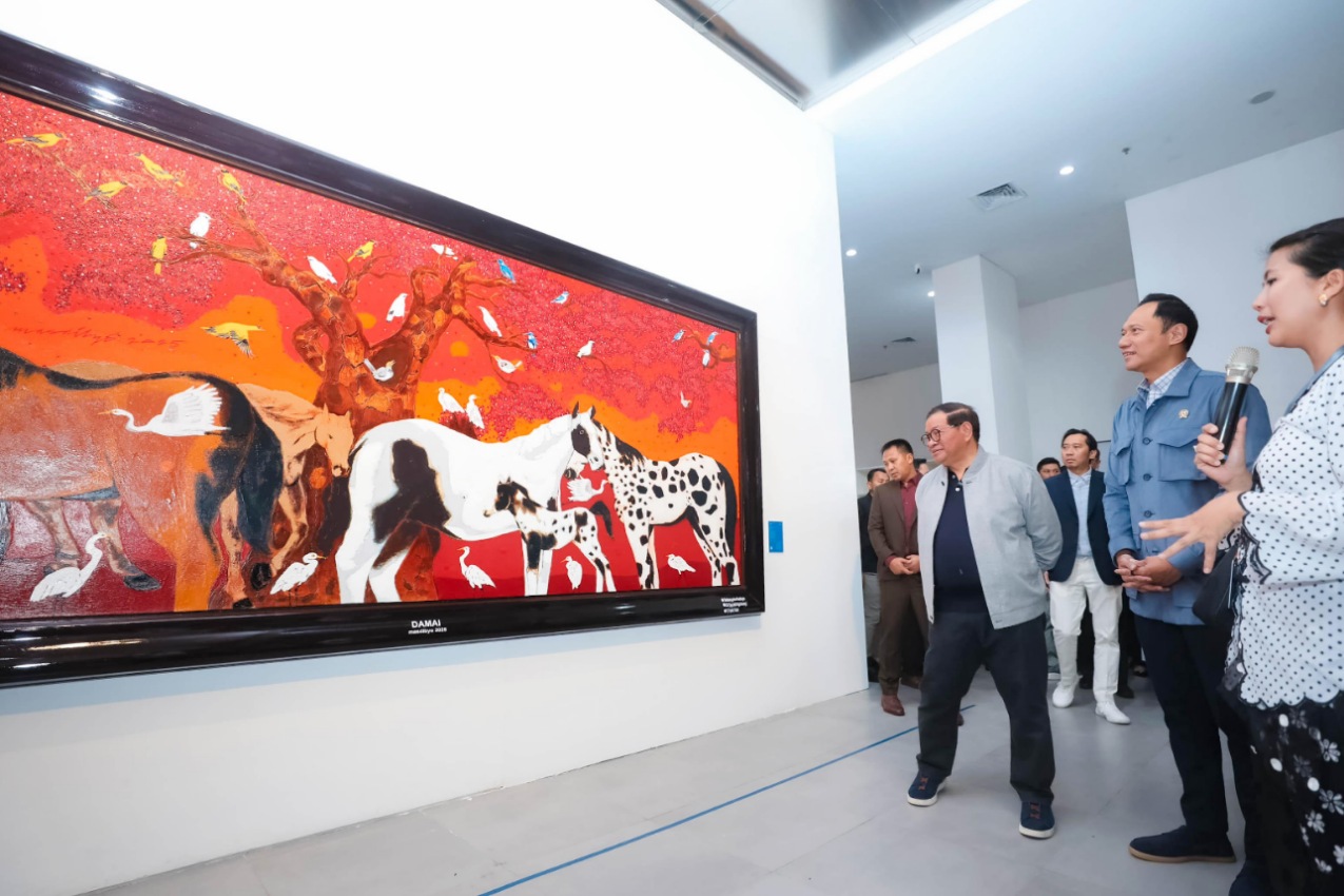 Gubernur Pramono usai membuka pameran SBY Art Community 2026 di TIM, ngaku punya tiga koleksi lukisan karya SBY.