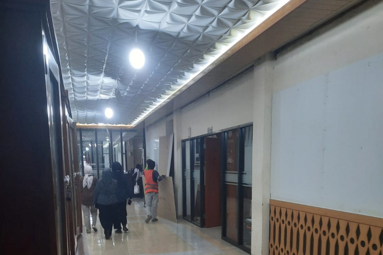 Pegawai Sekretariat DPRD Kota Bekasi ngeluh, proyek rehabilitasi gedung bikin pengap gegara debu.