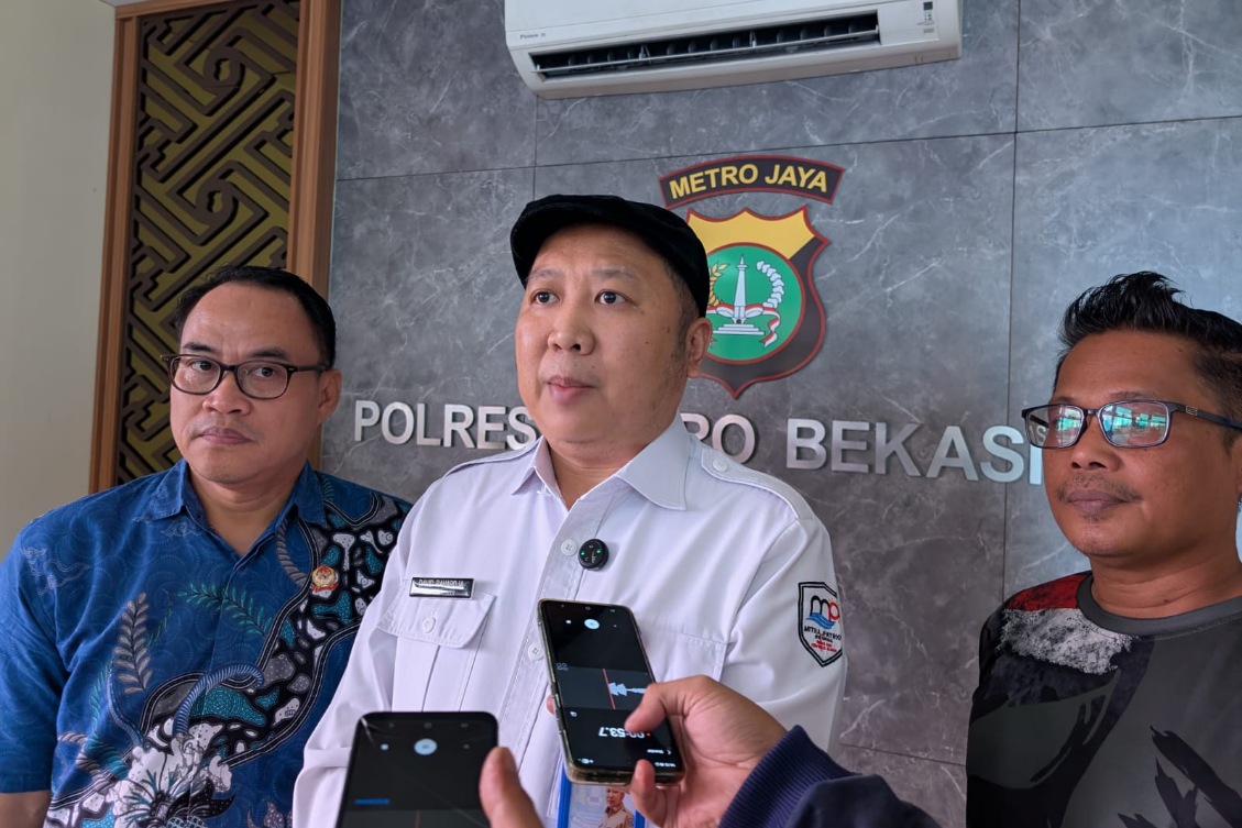 Direktur PT Mitra Patriot David Rahardja (tengah) usai mendatangi Polres Metro Bekasi Kota melaporkan seseorang atas dugaan provokasi terkait penataan Pasar Baru Bekasi.