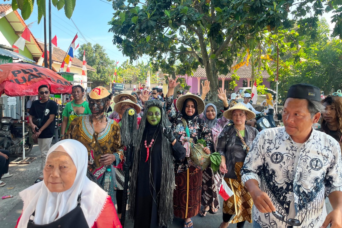 Jalan sehat unik ala warga Dukuh Soran Klaten warnai semarak HUT ke-81 RI, Selasa (25/8/2026).