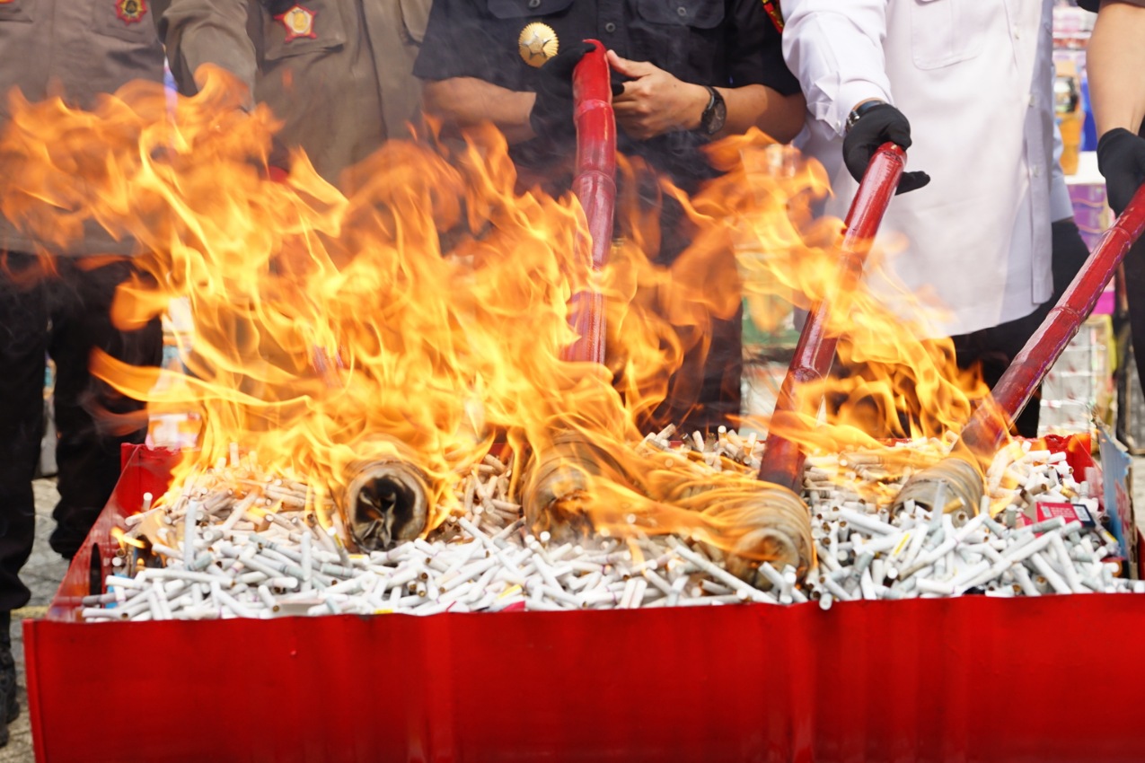 Rokok ilegal senilai Rp 64,2 miliar saat dimusnahkan di Surabaya.