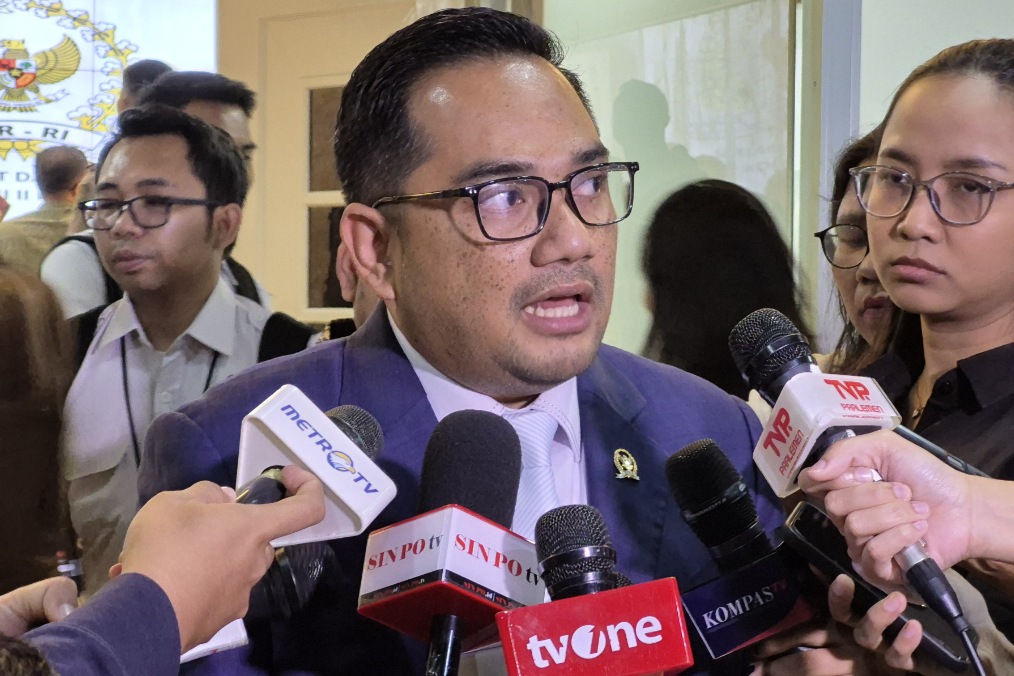 Komisi II DPR siapkan sanksi hingga pidana bagi pejabat yang masih angkat honorer.