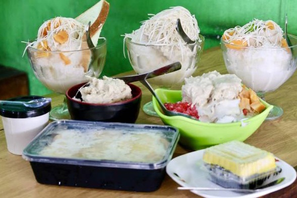 Sejumlah menu Sop Durian 78 yang habiskan 500 Kg durian asli setiap bulan, bertahan lebih dari 10 tahun.