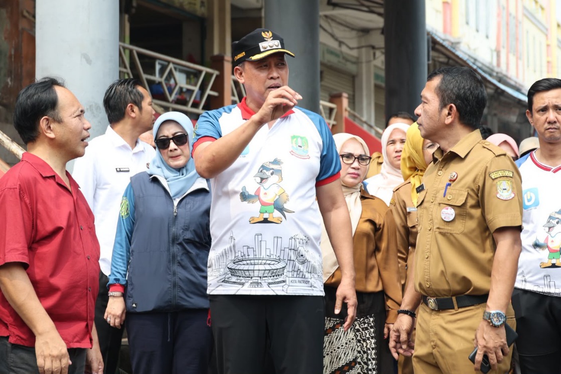 Wali Kota Bekasi Tri Adhianto saat meninjau Pasar Baru Bekasi, cek progres pembenahan.