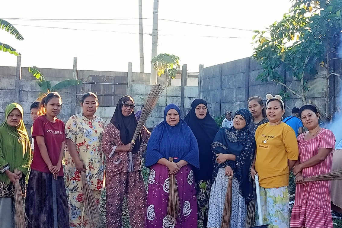 Warga RT 003 Pampang kompak bersihkan lingkungan, 23 orang turun dalam aksi gotong royong.